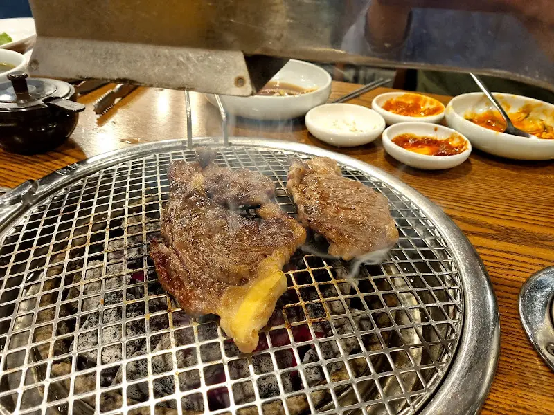 숯불 위에서 익어가는 꽃등심