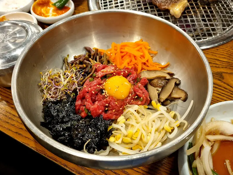 푸짐한 육회비빔밥