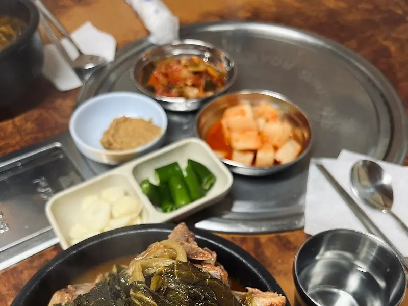 정갈하게 담긴 반찬들