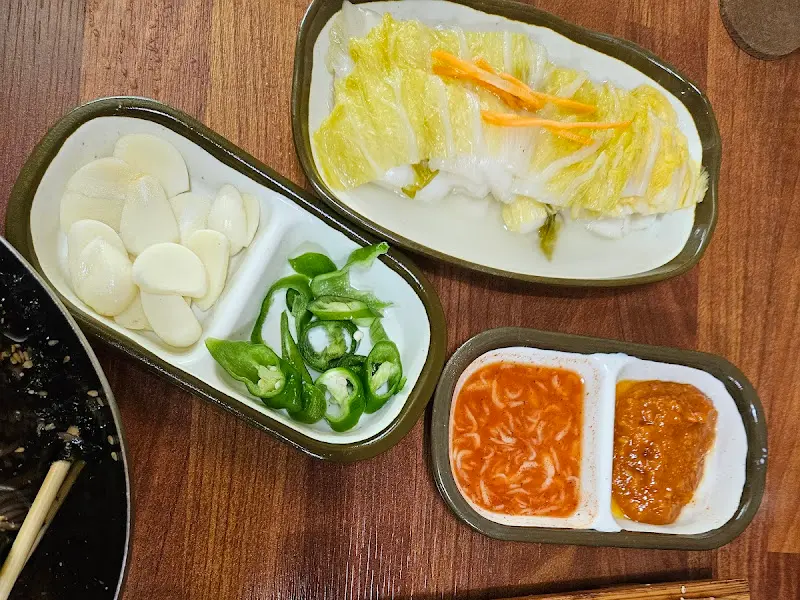 수육과 곁들여 먹는 채소와 양념