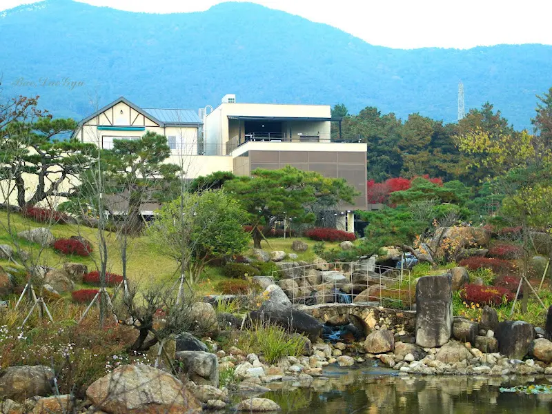 카페 건물과 주변 풍경