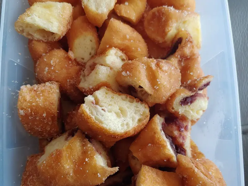 먹기 좋게 잘려진 꽈배기의 단면