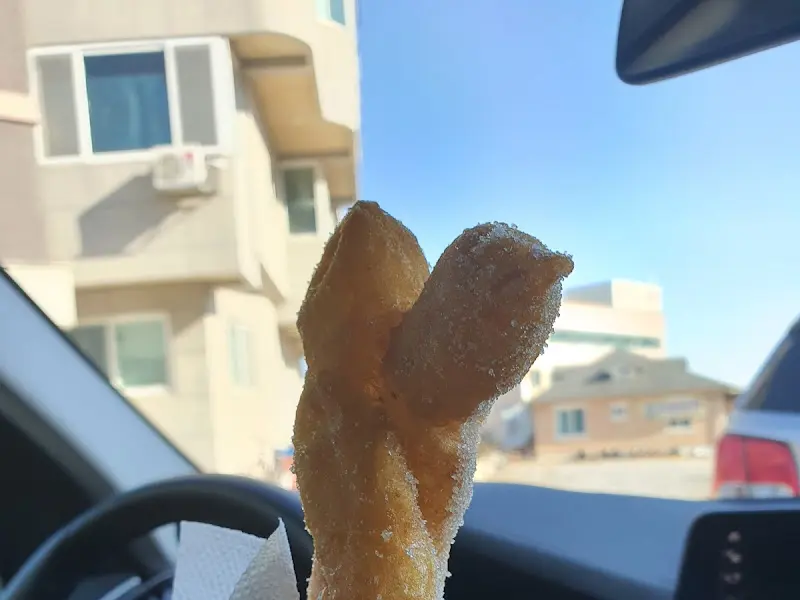 차 안에서 찍은 꽈배기 사진