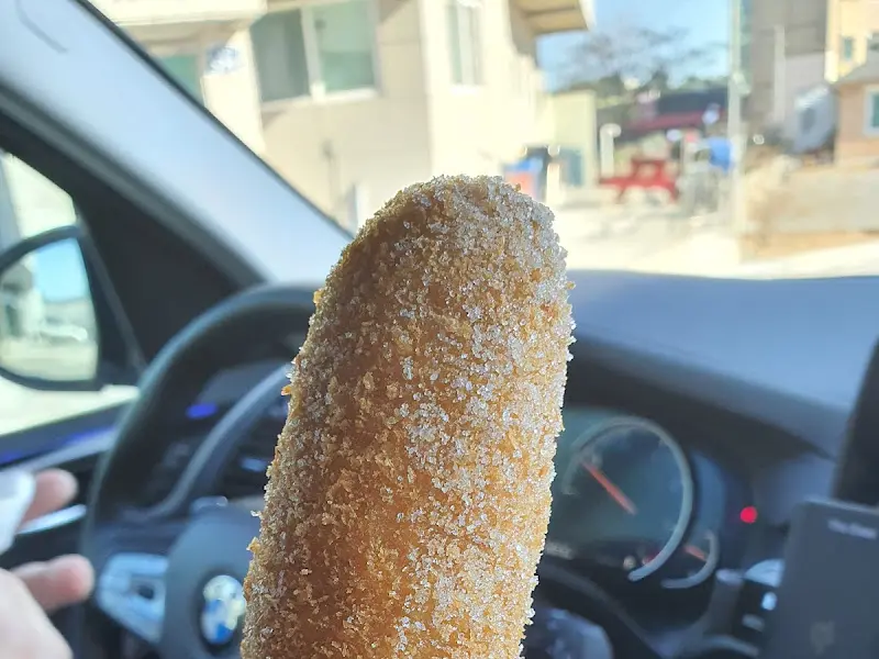 설탕이 뿌려진 핫도그