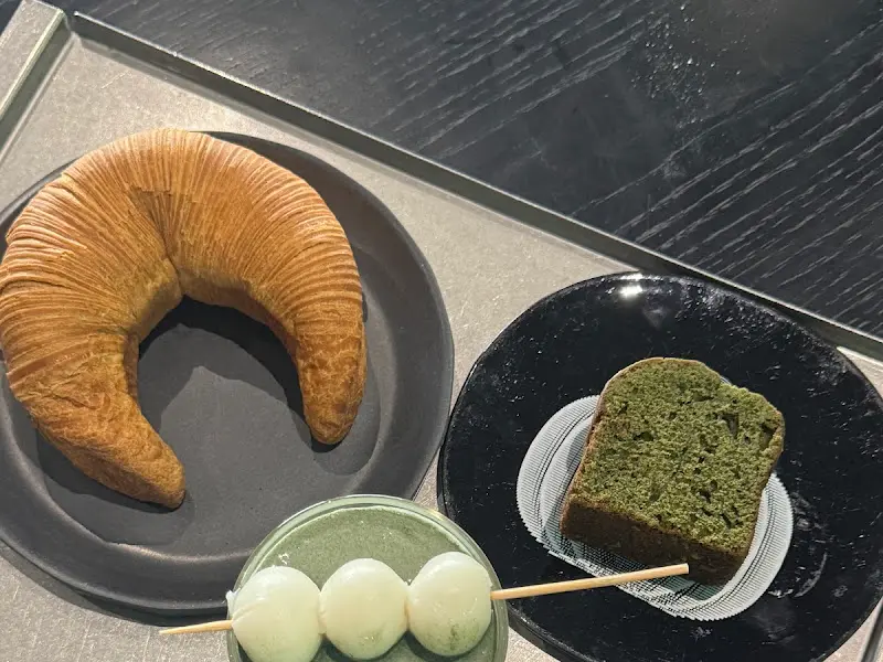 다양한 종류의 빵과 디저트