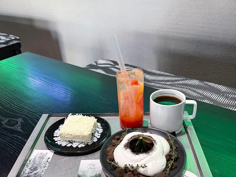 디저트 '숲'과 유자 보름달 에이드, 아메리카노