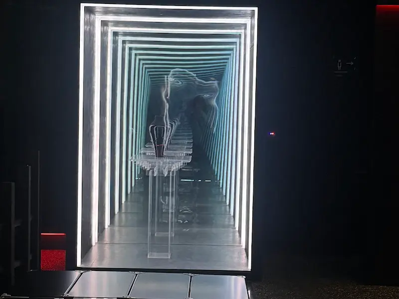 카페 섹션 내부의 미디어아트