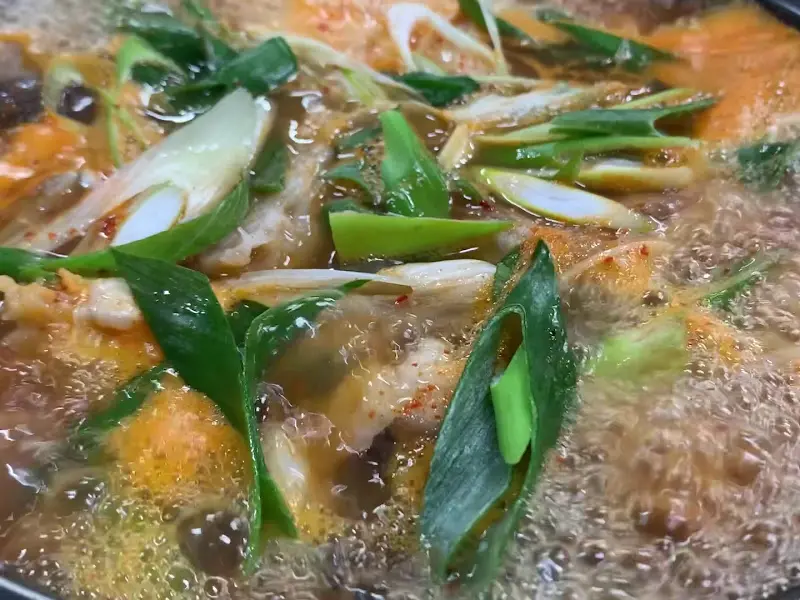 일품식당 물메기탕 보글보글 끓는 모습