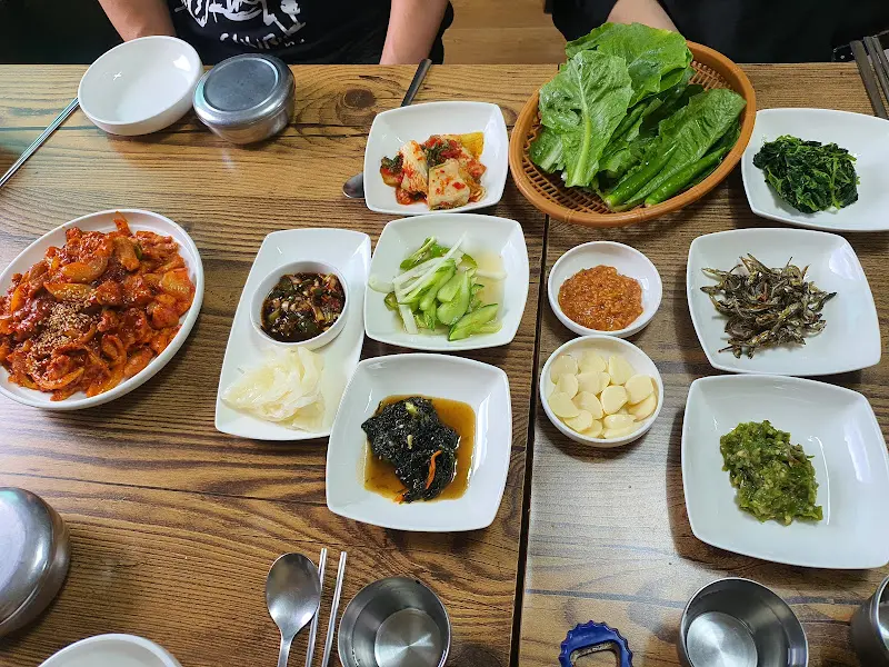 두루치기 정식과 다양한 밑반찬