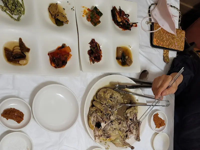 정갈한 밑반찬과 닭백숙