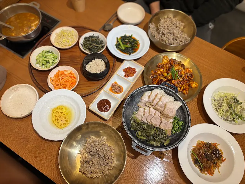 푸짐한 한상차림을 다양한 각도에서 담은 사진