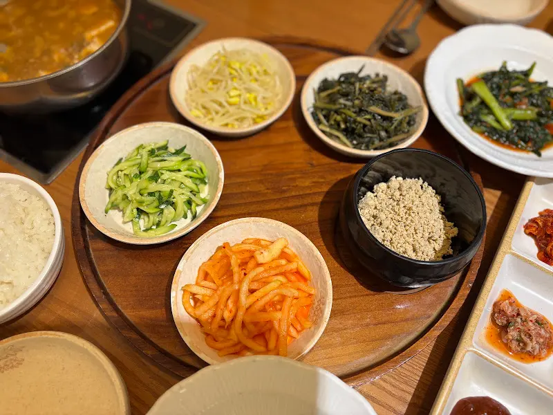 나물들의 다채로운 색감이 식욕을 자극하는 사진