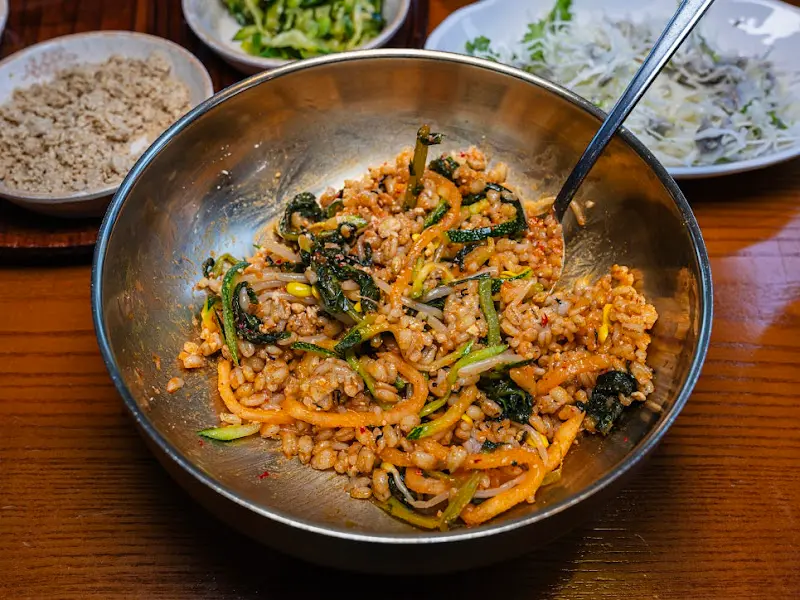 고추장과 참기름을 넣어 비빈 보리밥 비빔밥