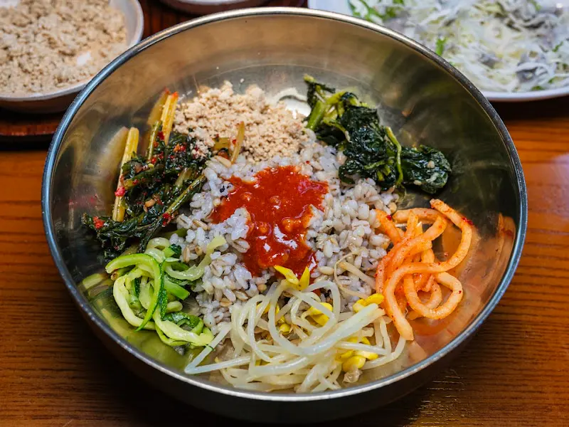 다양한 나물과 고추장이 올려진 보리밥