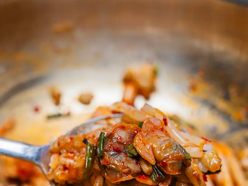 매콤달콤한 꼬막무침을 숟가락으로 들어올린 모습