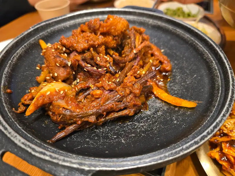 윤기가 흐르는 매콤한 제육볶음