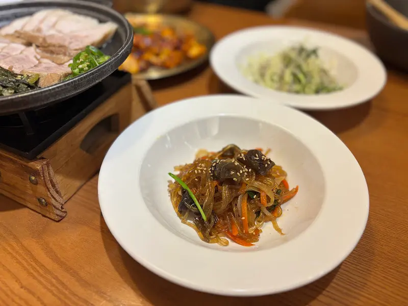 따뜻한 김이 모락모락 나는 잡채