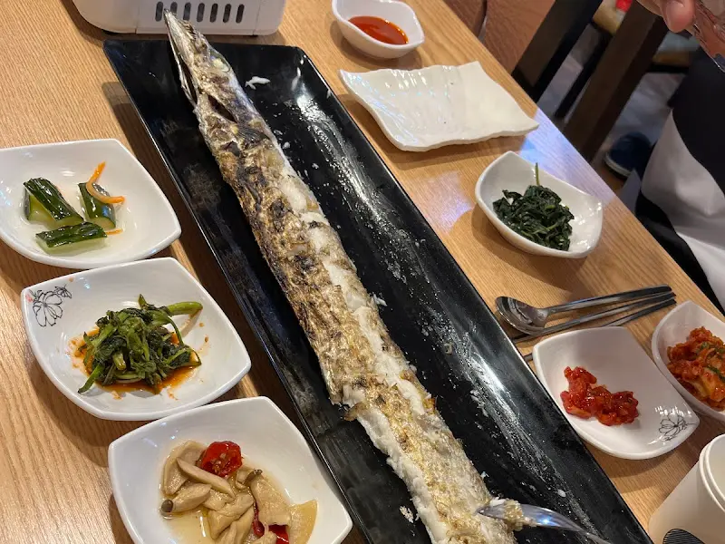 윤기가 자르르 흐르는 갈치구이 한 상 차림