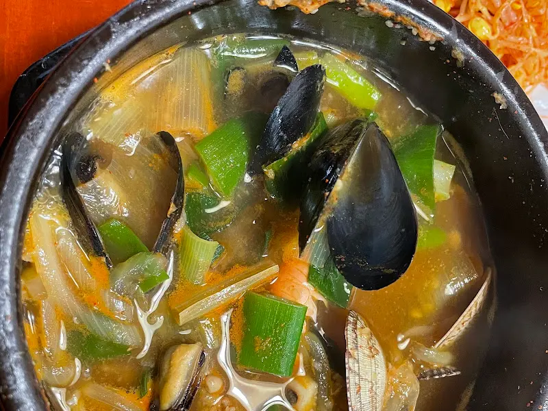 뚝배기 가득 담긴 해산물