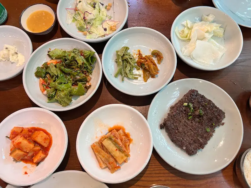 정갈하게 차려진 송월관의 떡갈비 한 상 차림