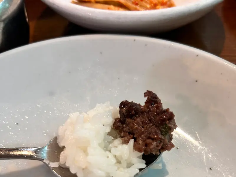 솥밥 위에 떡갈비 한 점