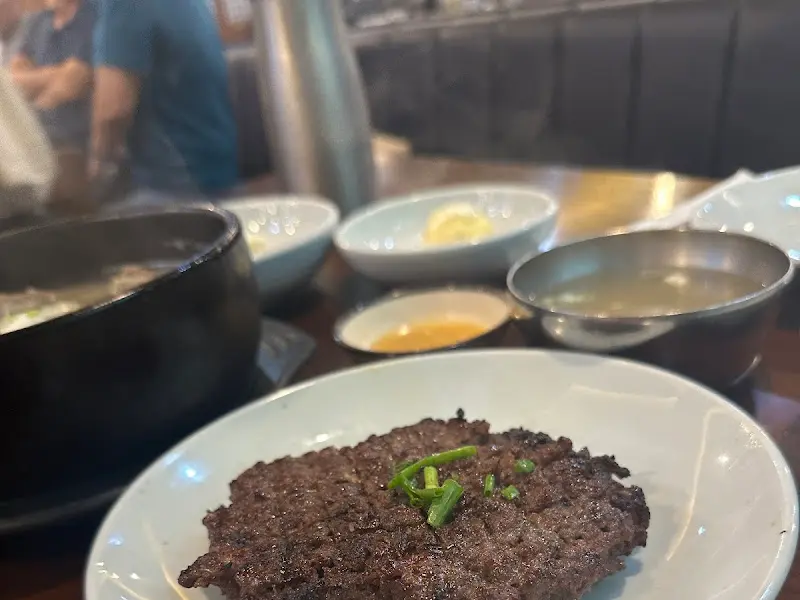 푸짐한 떡갈비와 갈비탕 한 상 차림