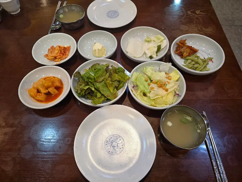 송월관의 다양한 밑반찬