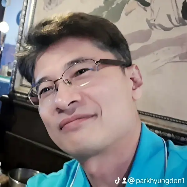 편안한 미소를 짓고 있는 남성의 셀카