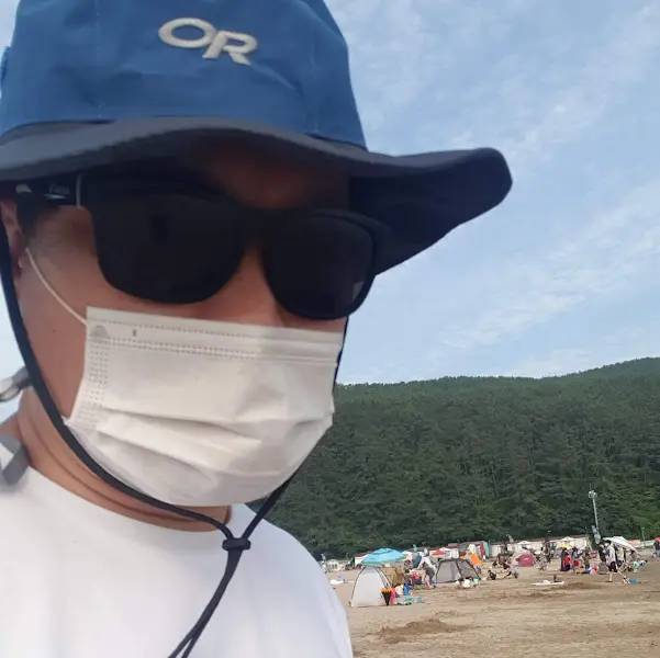 해변에서 편안하게 휴식을 취하고 있는 남성의 모습