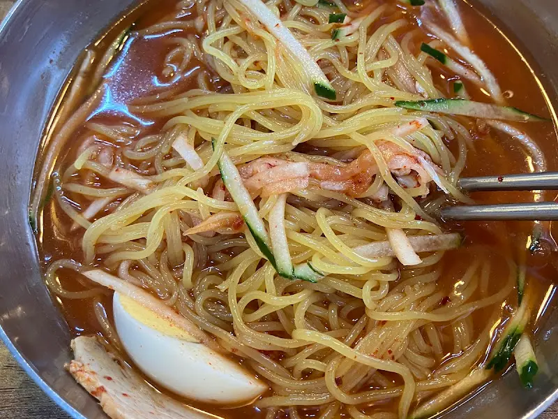 차가운 육수가 더해진 물밀면의 시원한 모습