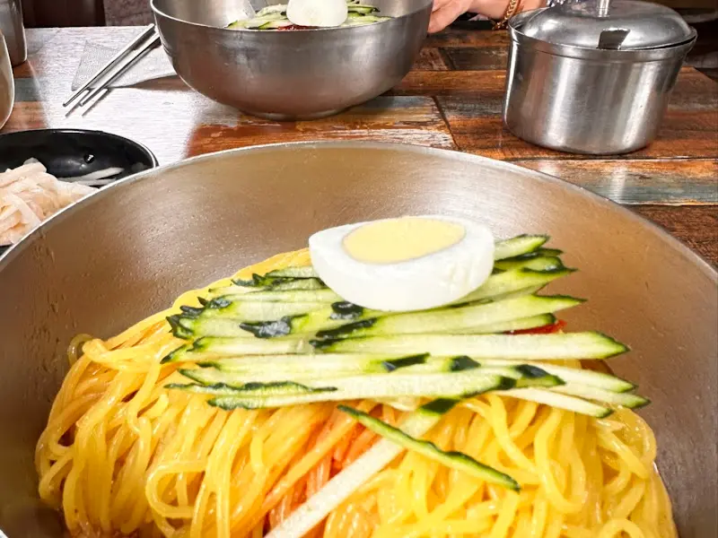 테이블에 놓인 밀면