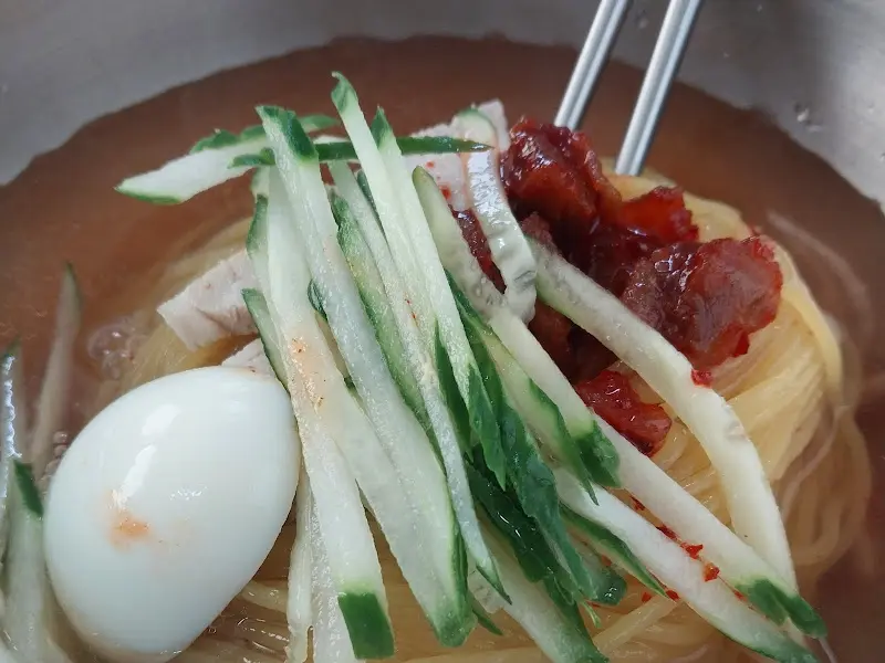 밀면 위에 올려진 오이 고명