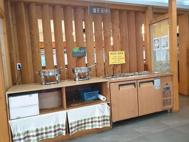 다양한 반찬이 준비된 셀프 코너