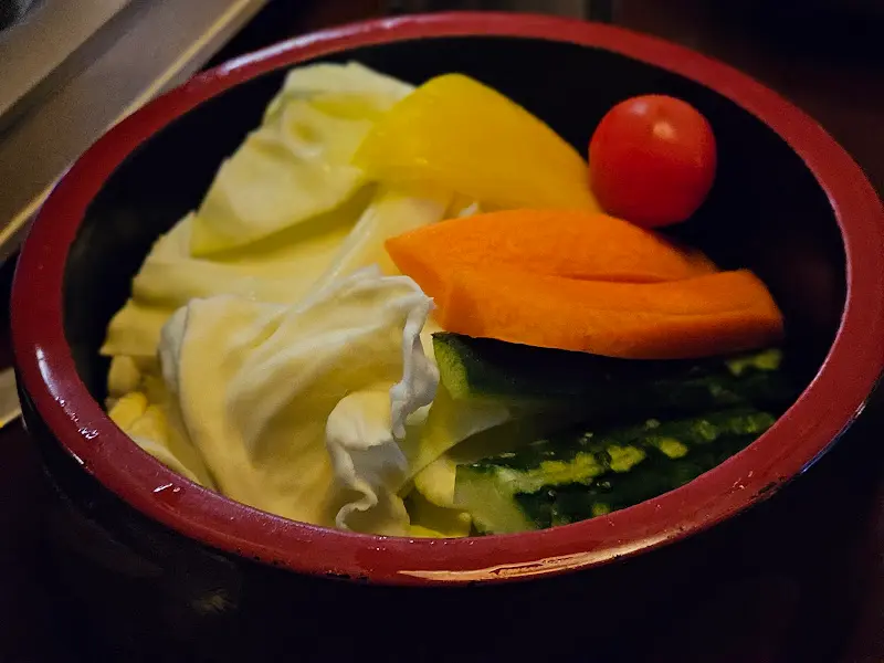 기본으로 제공되는 야채와 땅콩 소스