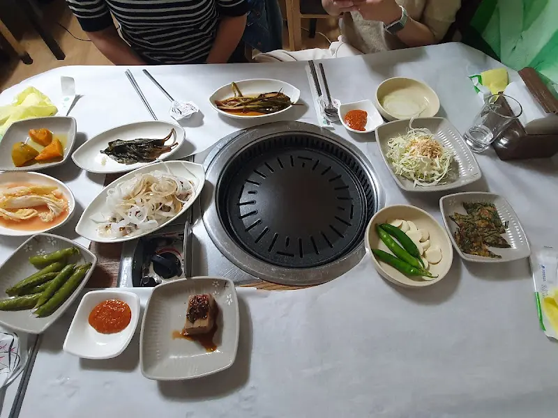 푸짐하게 차려진 한 상