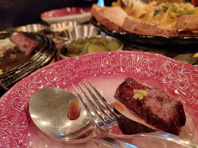 스테이크 한 조각이 놓인 접시