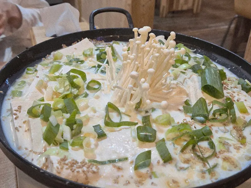 뽀얀 국물이 인상적인 맑은 두부전골