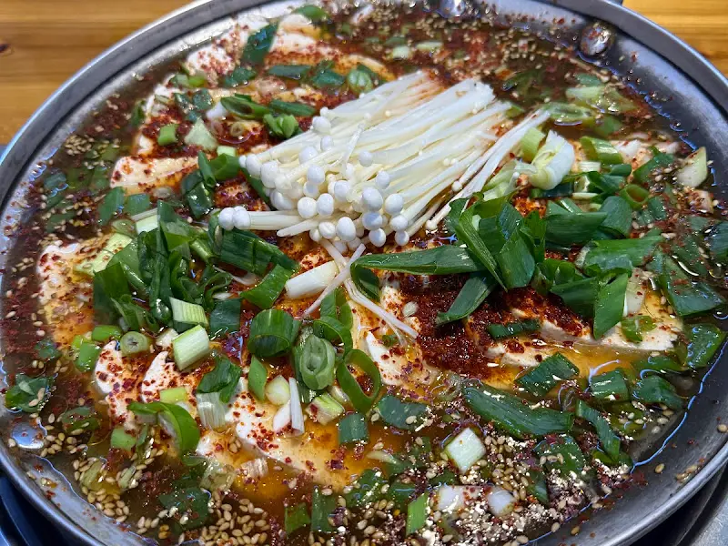 매콤한 양념이 식욕을 자극하는 빨간 두부전골