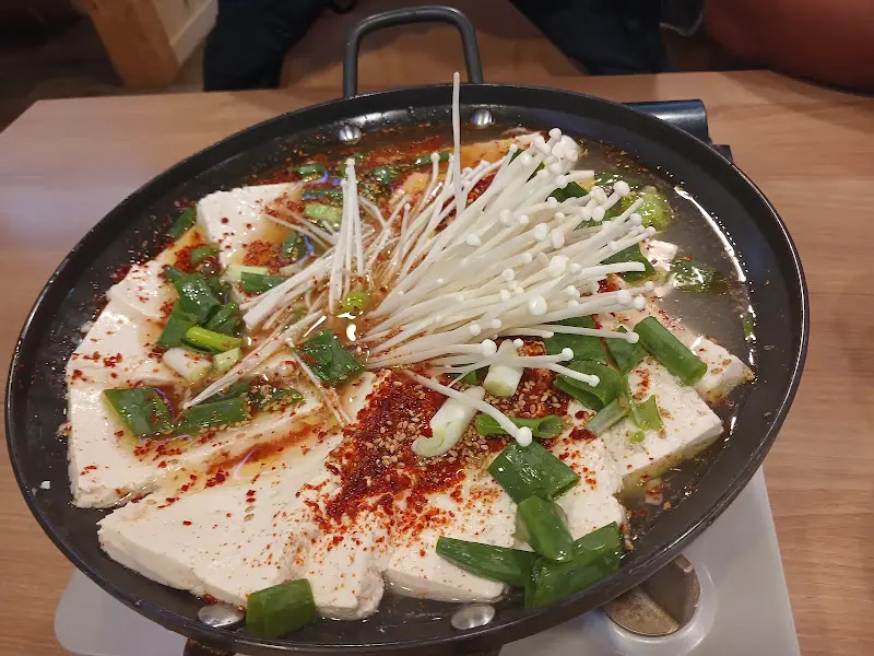 두부, 버섯, 채소가 푸짐하게 들어간 두부전골
