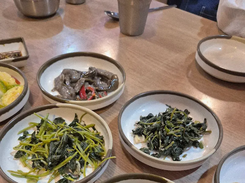 정갈하게 담겨 나온 밑반찬 클로즈업