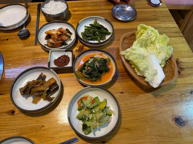 다양한 밑반찬과 밥