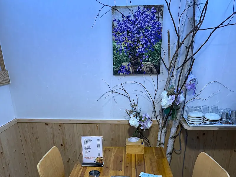 깔끔하고 정갈한 식당 내부 인테리어