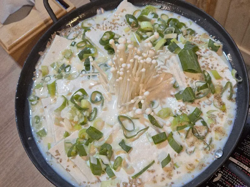 맑은 두부전골의 뽀얀 비주얼