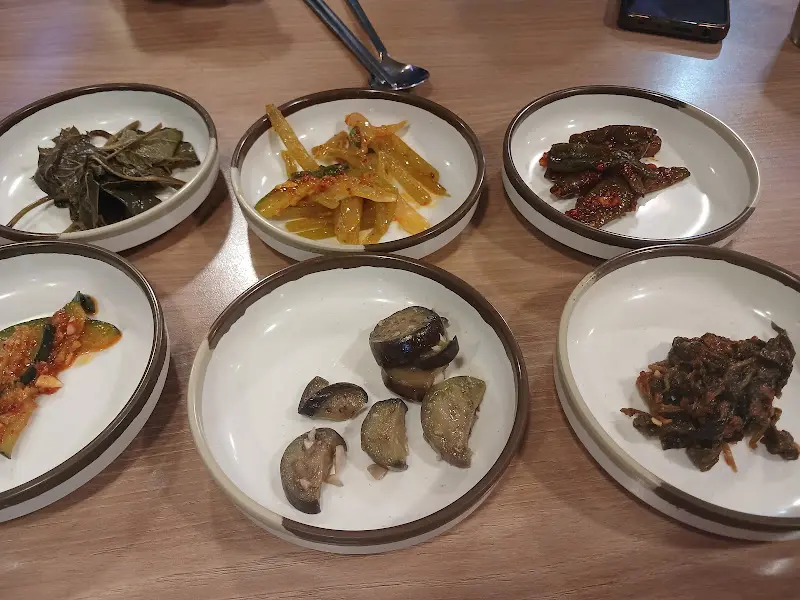 다채로운 밑반찬 구성