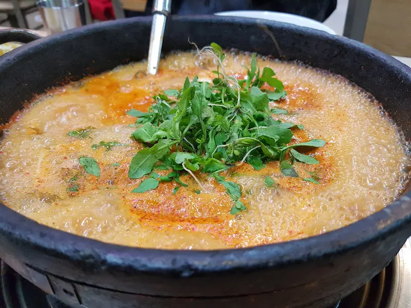 돌솥에 담겨 나온 냉이 부대찌개