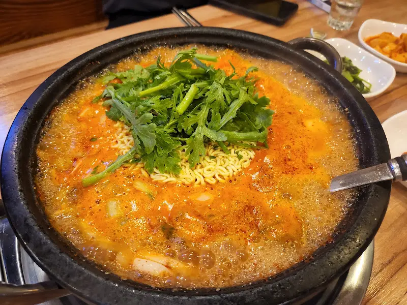 냉이가 듬뿍 올려진 부대찌개