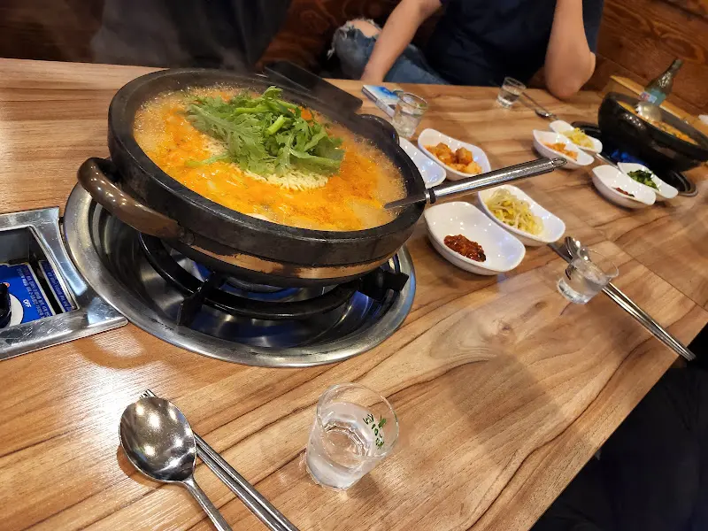테이블에 놓여진 부대찌개