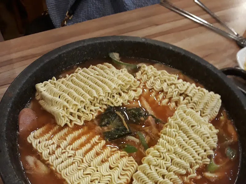 라면 사리를 넣은 부대찌개
