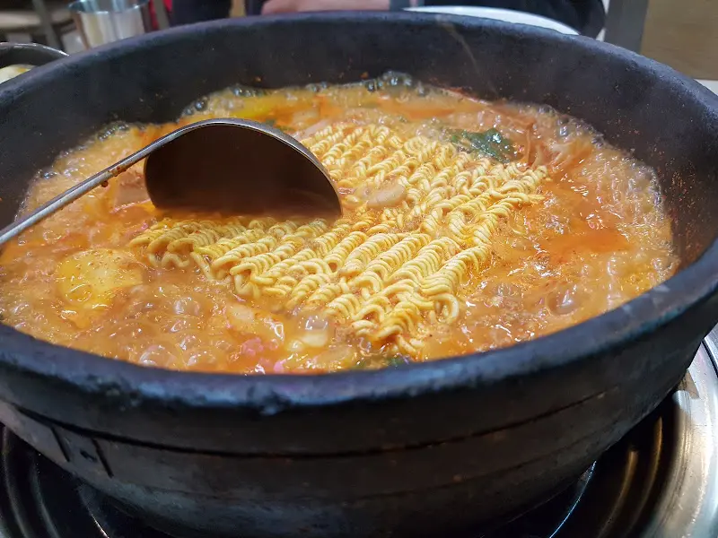 맛있게 끓여진 부대찌개