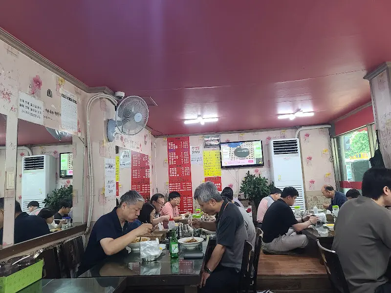 식사하는 손님들